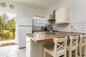 Réfrigérateur, four à micro-ondes, un four, cafetière-théière