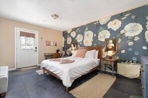 3 bedrooms, desk, iron/ironing board, WiFi