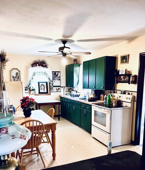 Réfrigérateur, four, plaque de cuisson, cafetière/bouilloire