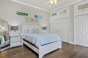 2 bedrooms, iron/ironing board, WiFi, bed sheets - Creole Bungalow - 2 Bedroom 2 Bath with golf cart (Bay St. Louis)