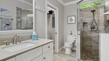 Combined shower/tub, hair dryer, towels