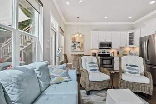 Creole Bungalow - 2 Bedroom 2 Bath with golf cart