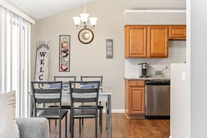 Dining - 50% OFF The Executive`s Nest: 2BR Near Major Hubs (Carrollton)