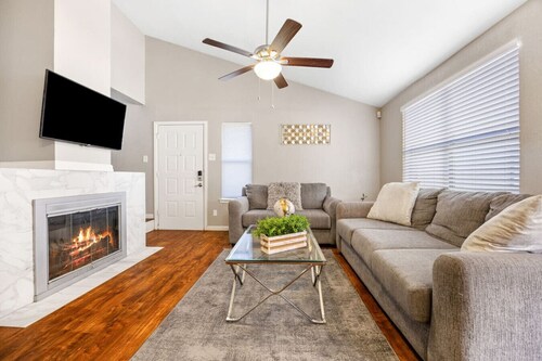 30% OFF The Executive`s Nest: 2BR Near Major Hubs