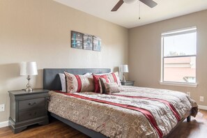 2 habitaciones, escritorio, tabla de planchar con plancha y wifi gratis 