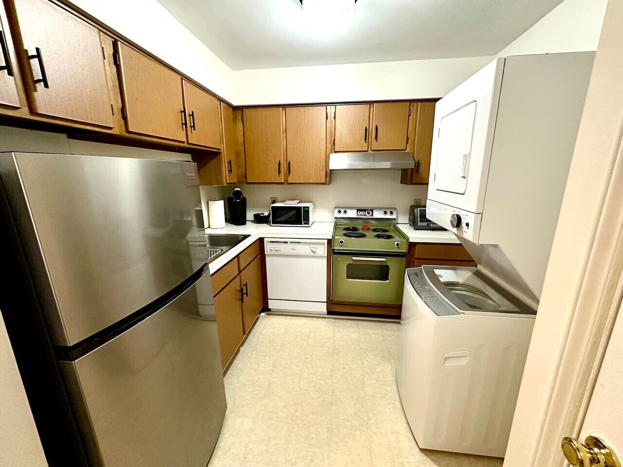 Coffee/tea maker, fridge, microwave, oven