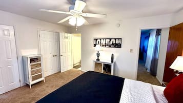 1 dormitorio, escritorio, tabla de planchar con plancha y wifi