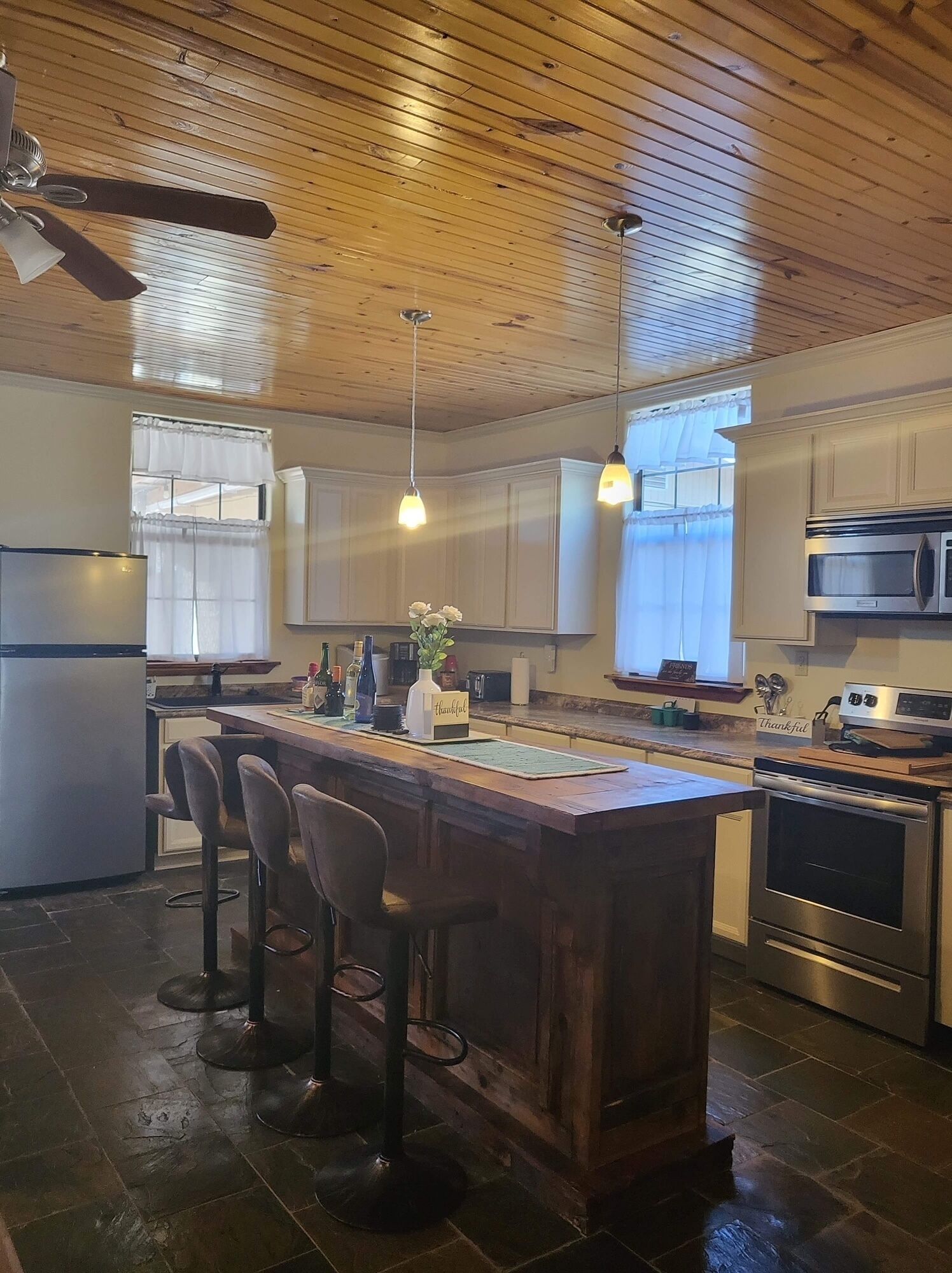 kitchen/bar