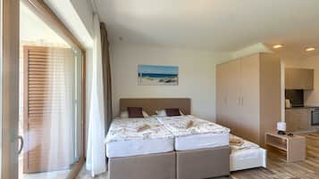 Tabla de planchar con plancha, wifi gratis y ropa de cama