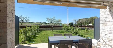 屋外ダイニングエリア