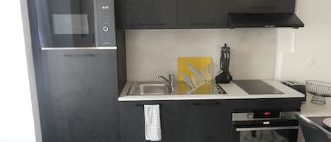 Frigorífico, microondas, horno y placa de cocina