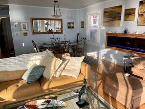 智能電視、壁爐、DVD 播放機、乒乓球設施