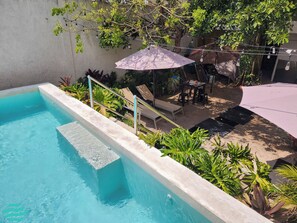 Una piscina al aire libre