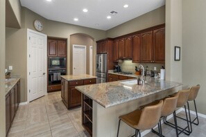 Fridge, microwave, oven, stovetop - Gated Arizona Peaceful Escape w/ Heated Pool (Scottsdale)