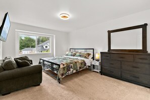 3 bedrooms, desk, iron/ironing board, travel cot