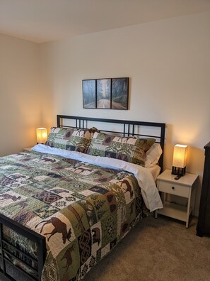 3 عدّة غرف نوم ومكتب ومكواة/لوح كي وسرير سفر