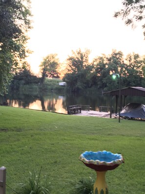 Property grounds - Charming water front cottage on Cane River with stunning sunroom & private decks (Natchitoches)