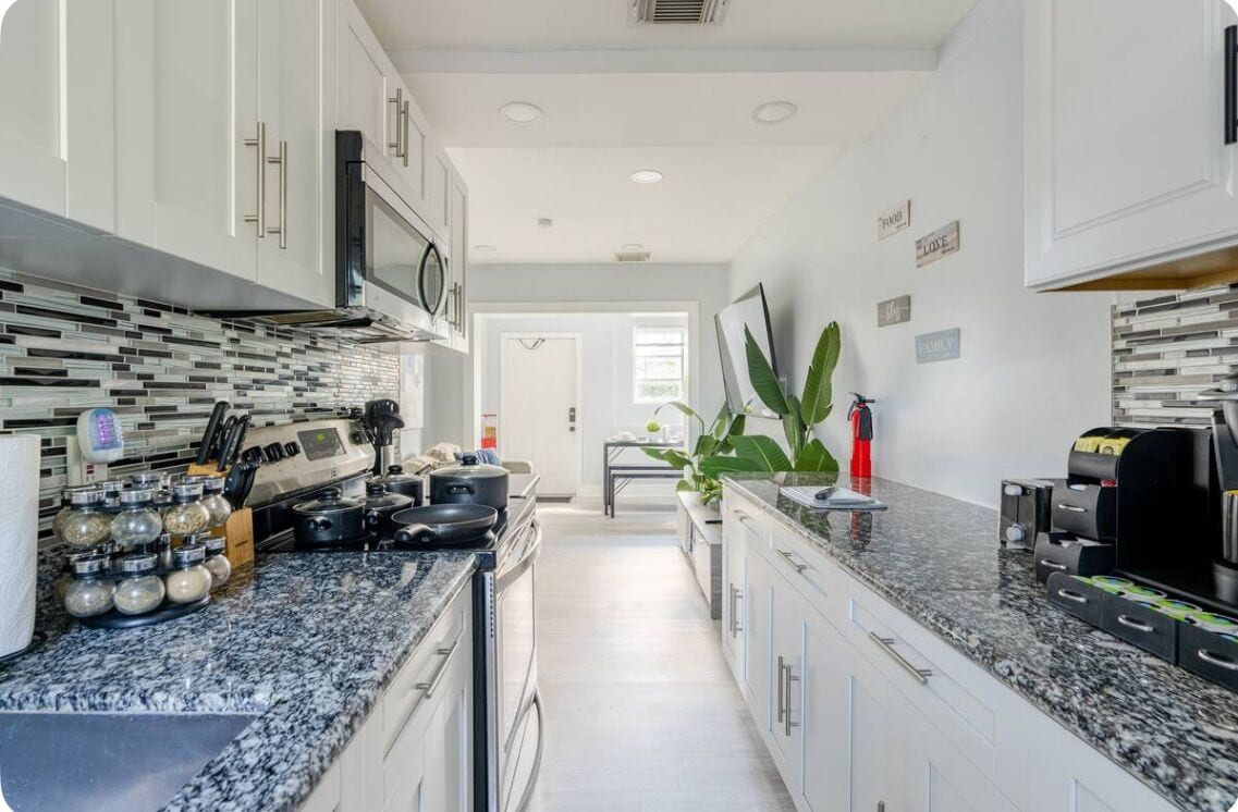 Een koelkast, een magnetron, een oven, een kookplaat