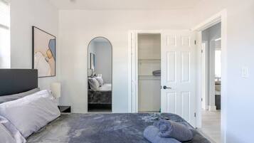 2 slaapkamers, een strijkplank/strijkijzer, gratis wifi, beddengoed