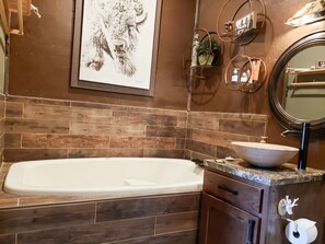 Vasca, asciugacapelli, asciugamani, sapone