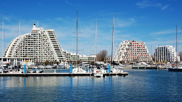 A marina with modern buildings, boats docked, and clear skies. - Very nice T2 40m2 + 45m2 terrace (La Grande-Motte)