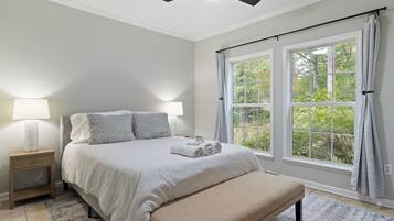 6 slaapkamers, een bureau, een strijkplank/strijkijzer, gratis wifi