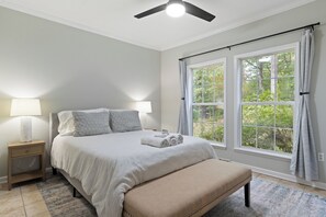 6 bedrooms, desk, iron/ironing board, free WiFi - Spacious 6 Br • Hot Tub • Pool Table • On 151 (Faber)