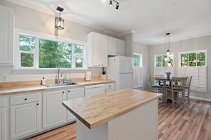Fridge, microwave, oven, stovetop - 6BR • Arcade & Pool Table • Hot Tub • Wine Country (Faber)