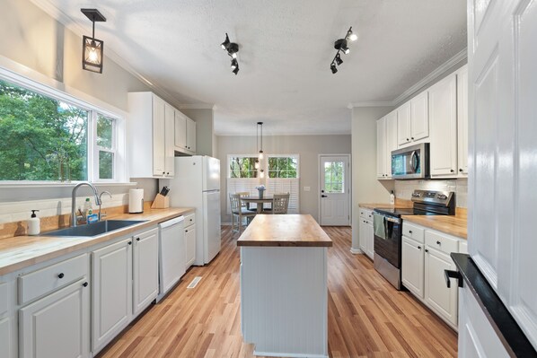 Frigorífic, microones, forn i placa de cuina 