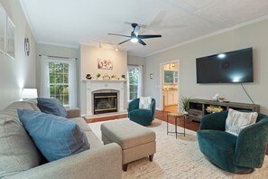 Smart TV, foosball - Spacious 6 Br • Hot Tub • Pool Table • On 151 (Faber)