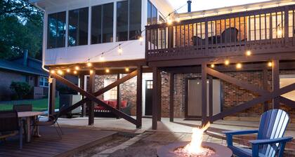 Oak Tree Oasis: private deck, grill, firepit.