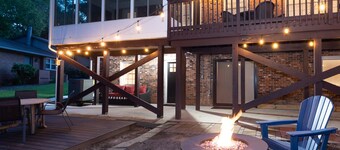 Oak Tree Oasis: private deck, grill, firepit.