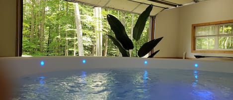 Bañera de hidromasaje cubierta
