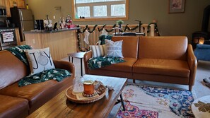 Smart TV, caminetto, tavolo da ping pong, libri