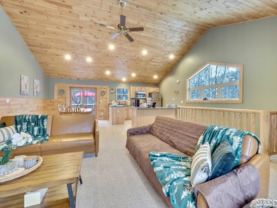 Big Lake Cabin with Hot Tub/ Kayaks/ Ping Pong/ Cable