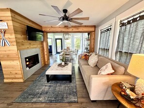 Smart TV, fireplace, foosball, table tennis - Luxury Lakefront Retreet 4-4, Spacious, Party dock with Sunsets and sandy beach! (Gainesville)
