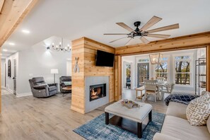 Smart TV, fireplace, foosball, table tennis - Christmas Open-Amazing Lakefront 4-4, Spacious, beautifully decorated! Sunsets! (Gainesville)