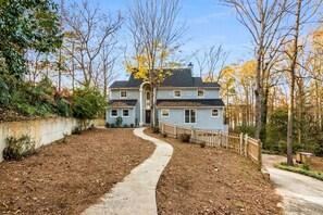 Exterior - Luxury Lakefront Retreet 4-4, Spacious, beautifully decorated! Sunsets! (Gainesville)