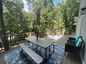 Outdoor dining - Luxury Lakefront Retreet 4-4, Spacious, beautifully decorated! Sunsets! (Gainesville)