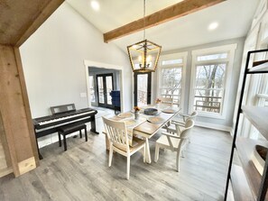 Dining - Luxury Lakefront Retreet 4-4, Spacious, beautifully decorated! Sunsets! (Gainesville)