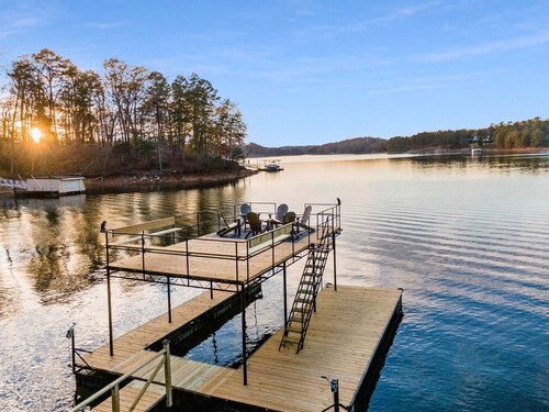 Luxury Lakefront Retreet 4-4, Spacious, Party dock with Sunsets and sandy beach!