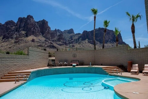 Superstition Mountains Apache Junction - sleeps 16