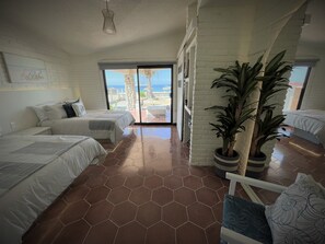 3 makuuhuonetta, työpöytä, silitysrauta/-lauta, vauvan matkasänky