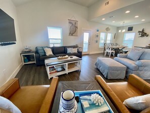 スマートテレビ、テーブルサッカー台、書庫、PC モニター