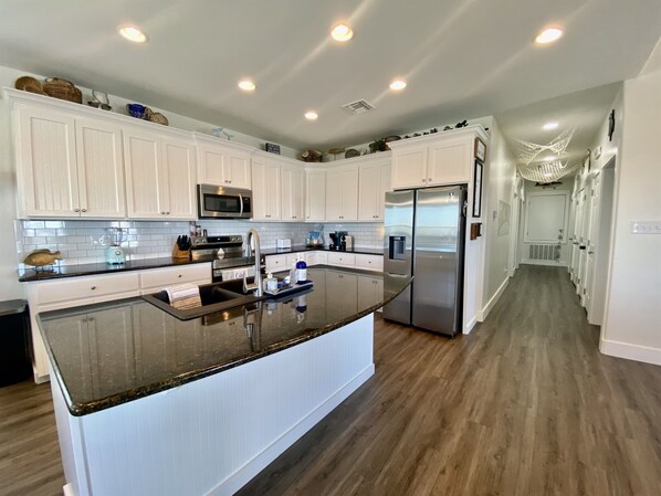 冷蔵庫、電子レンジ、オーブン、コンロ