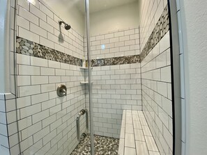 Duschwanne, Haartrockner, Handtücher, Shampoo