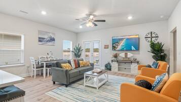 Una Smart TV, videojuegos, un futbolín, una mesa de tenis de mesa