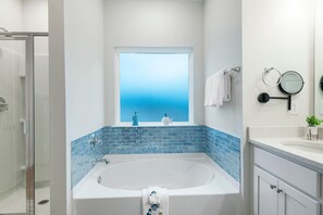 Combined shower/bathtub, hair dryer, towels, soap - 5-min Walk to Beach|Mother in law suite included-Steps to Pool|Pets Friendly|🏖  (Port St. Joe)