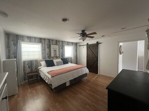 2 bedrooms, desk, travel cot, free WiFi - Lake House Getaway, 1 hour from KC! (LaCygne)