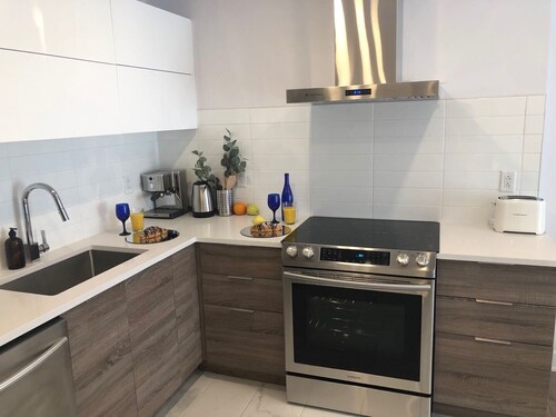 Luxury retreat*brand-new*2 queen beds*gym 24/7